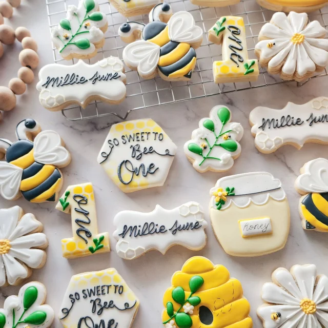 So sweet to be One! 🐝 🍯 🐝
I loved this set so so much! 💛💚

#sugarcookies #customcookies #cookiesofinstagram #sugarcookieartist #marysvilleohio #richwoodohio #birthdaycookies #ohiosmallbusiness #sugarcookiemarketing #royalicing #royalicingcookies #cookier #instacookies #cookiedesign #cookiedecorator #beecookies #sosweettobeone #bees #honeybee #honeycookies